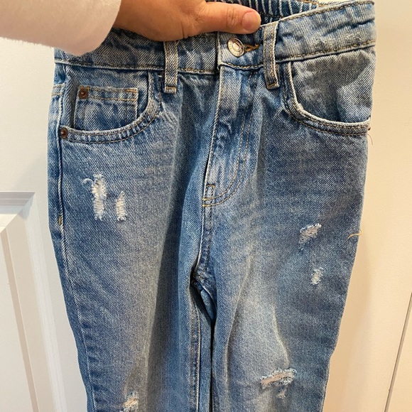 Zara mom fit jeans size 8. Medium denim lightly distressed excellent condition. - Picture 1 of 3